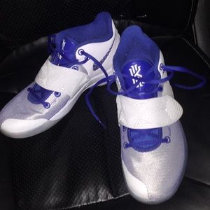 MENS NIKE KYRIE FLYTRAP III BASKETBALL SHOES